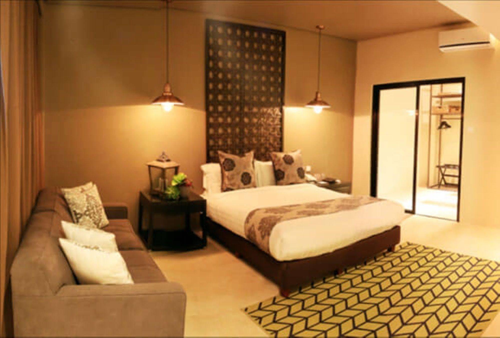The Oriental Leyte Hotel Palo Екстериор снимка