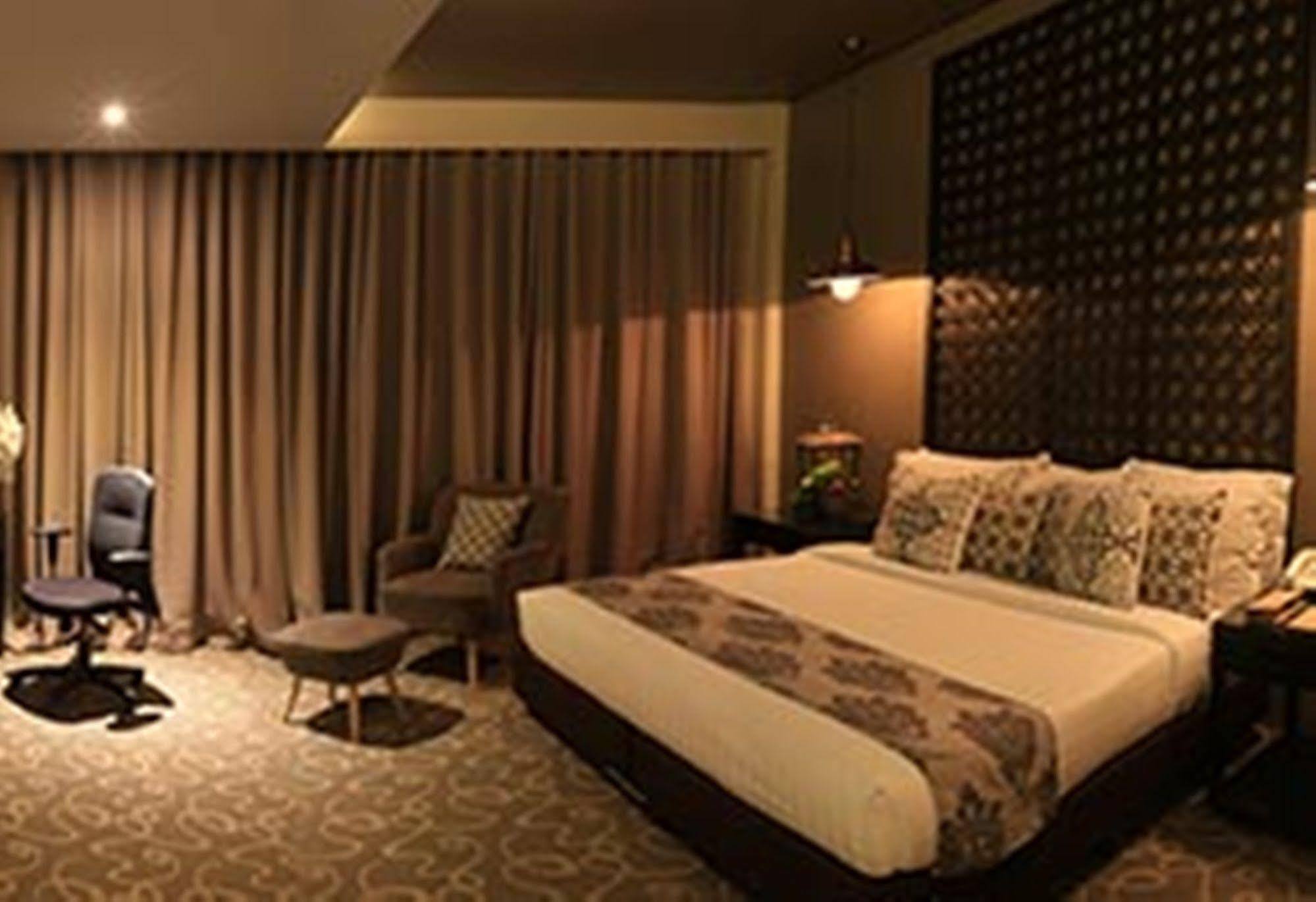 The Oriental Leyte Hotel Palo Екстериор снимка