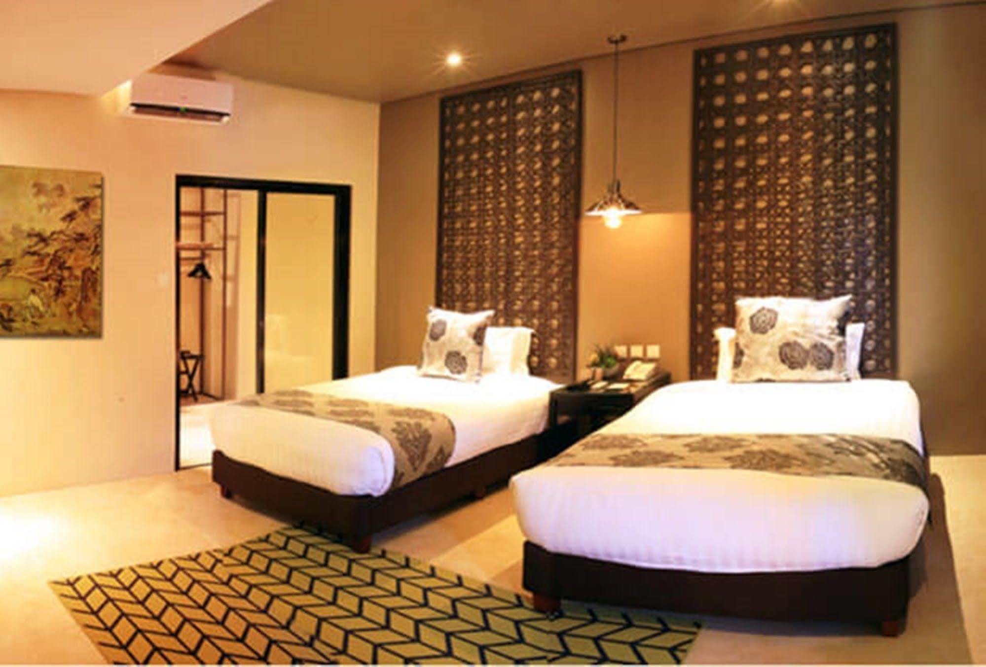 The Oriental Leyte Hotel Palo Екстериор снимка