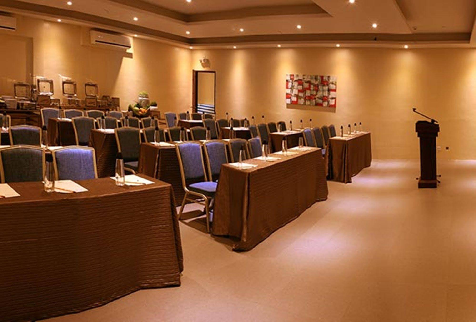 The Oriental Leyte Hotel Palo Екстериор снимка